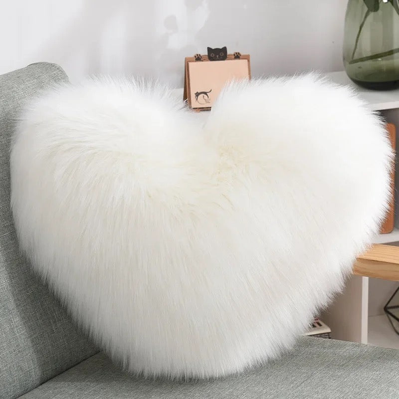 Coussin en peluche assortie en forme de cœur rose et blanc