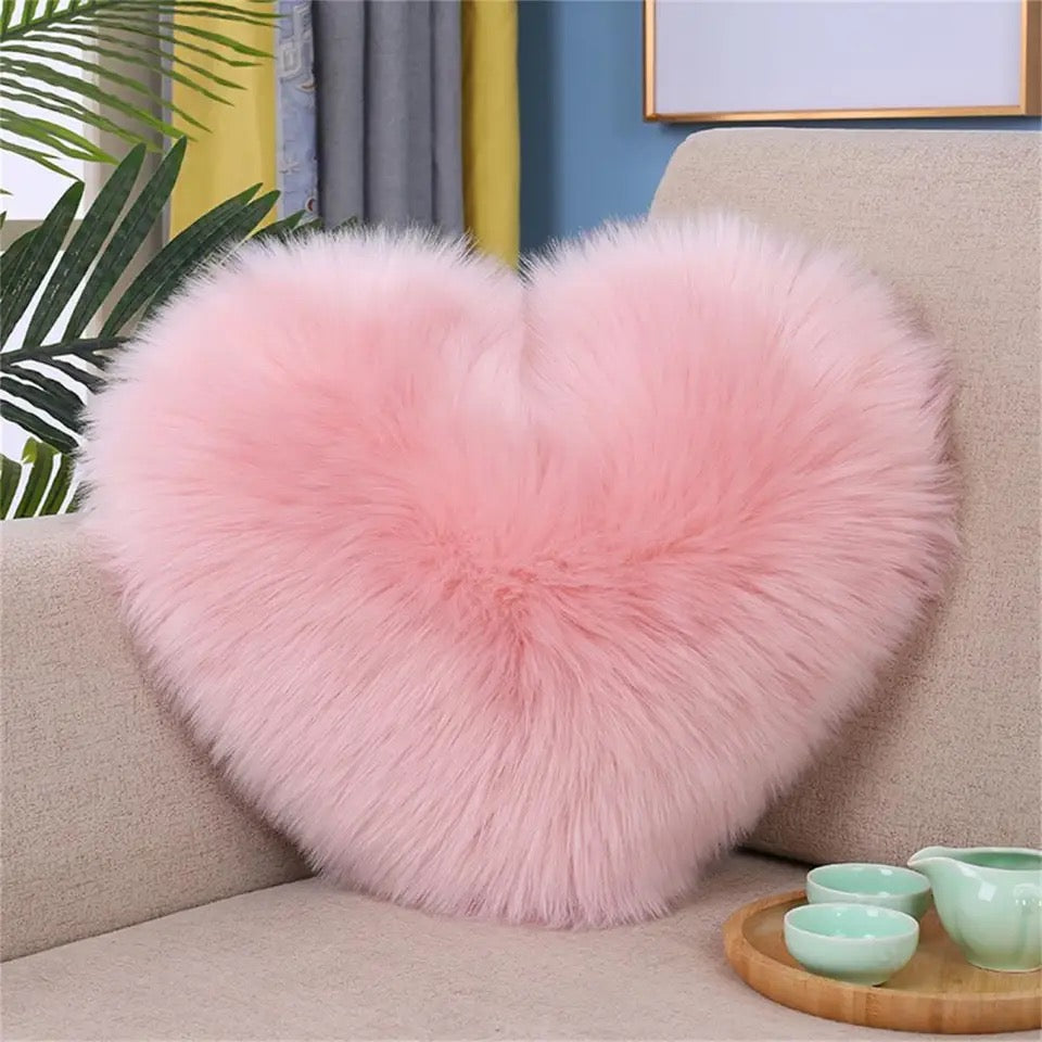 Coussin en peluche assortie en forme de cœur rose et blanc