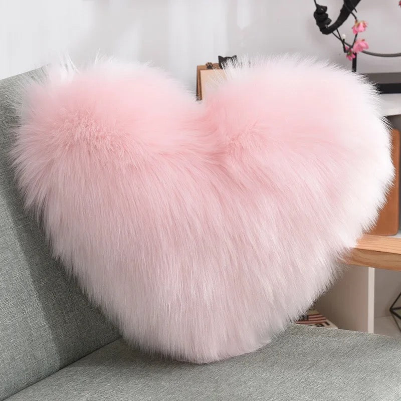 Coussin en peluche assortie en forme de cœur rose et blanc